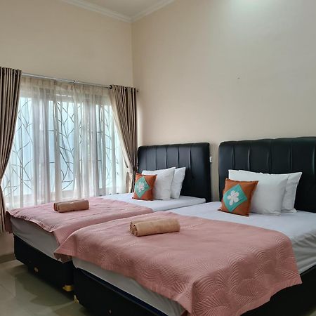 Ndalem Suryo Saptono Guest House Tugu Buitenkant foto