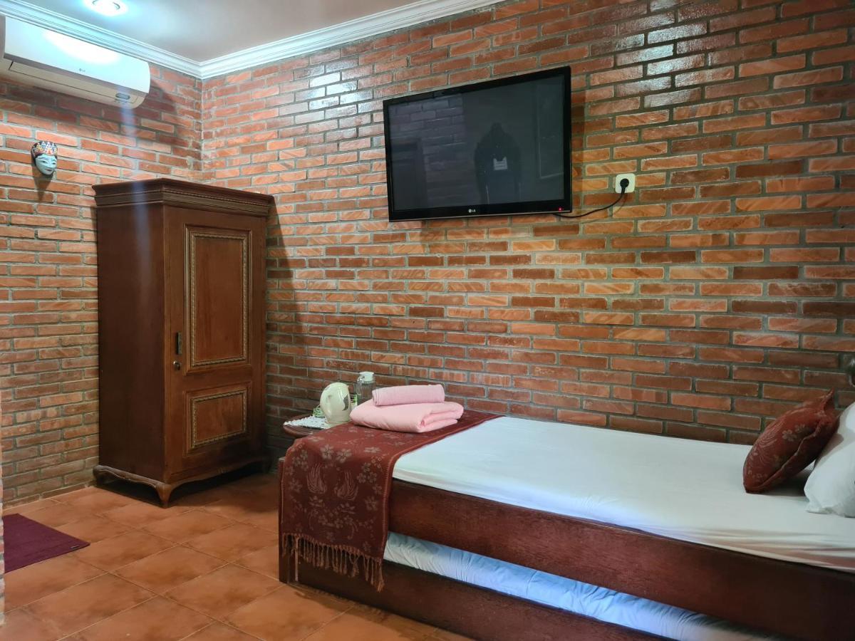 Ndalem Suryo Saptono Guest House Tugu Buitenkant foto