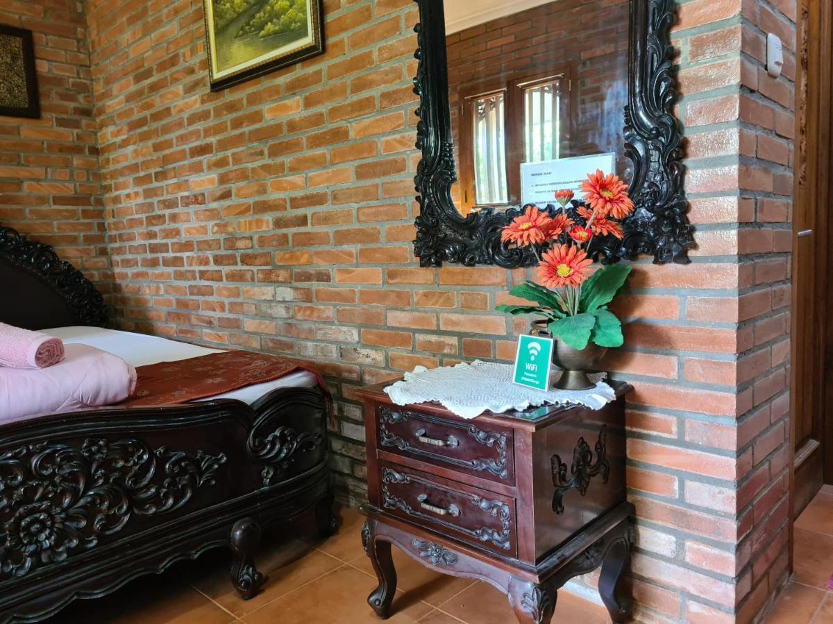 Ndalem Suryo Saptono Guest House Tugu Buitenkant foto