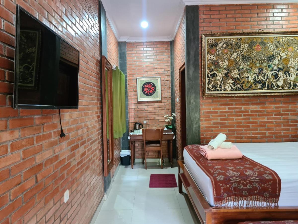 Ndalem Suryo Saptono Guest House Tugu Buitenkant foto