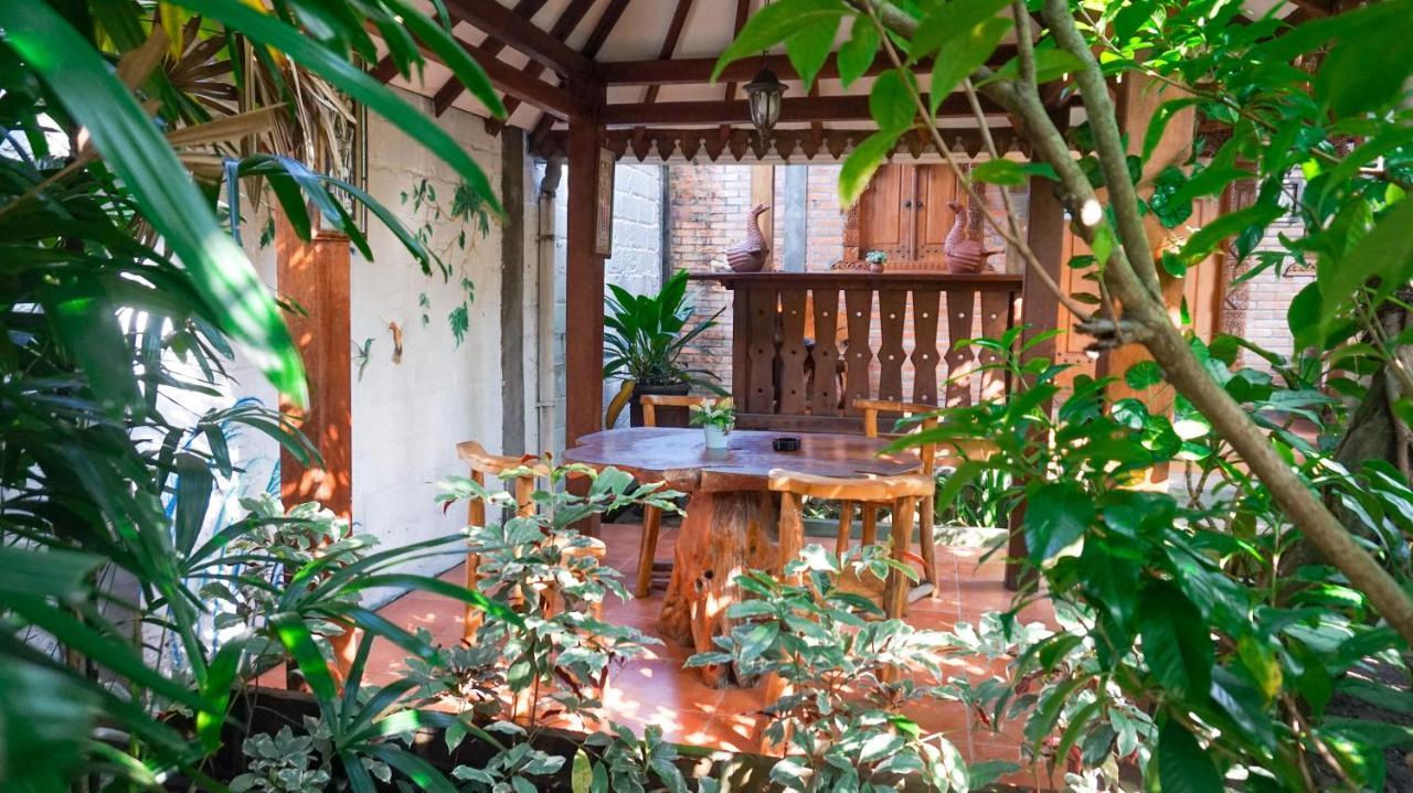 Ndalem Suryo Saptono Guest House Tugu Buitenkant foto