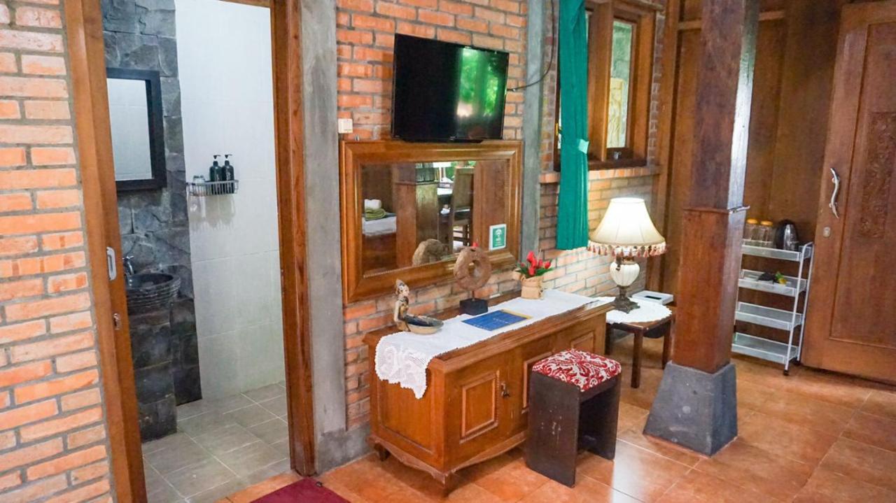 Ndalem Suryo Saptono Guest House Tugu Buitenkant foto