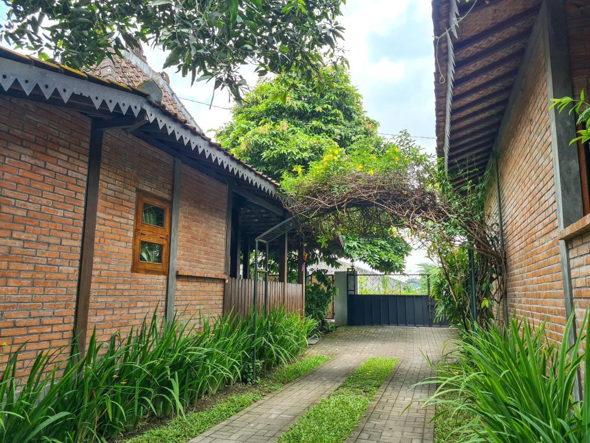 Ndalem Suryo Saptono Guest House Tugu Buitenkant foto