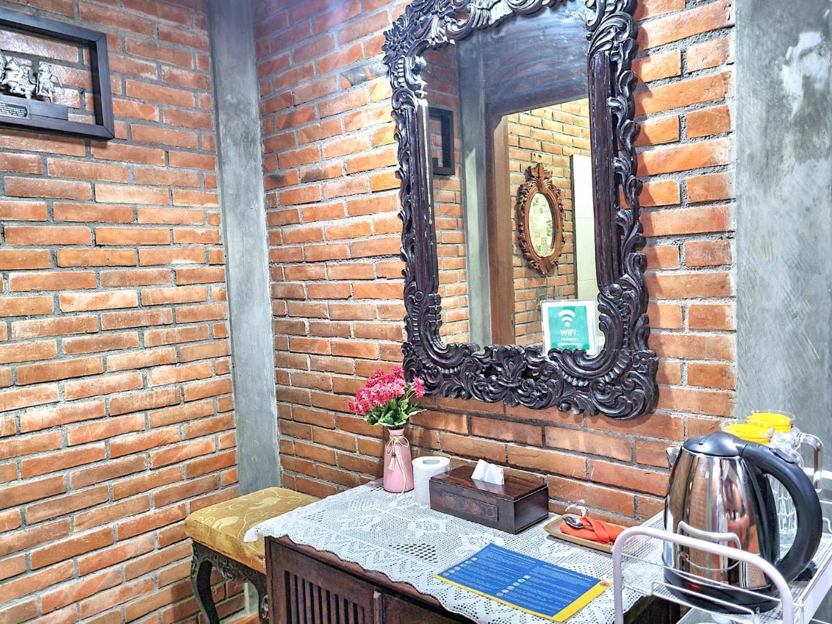 Ndalem Suryo Saptono Guest House Tugu Buitenkant foto