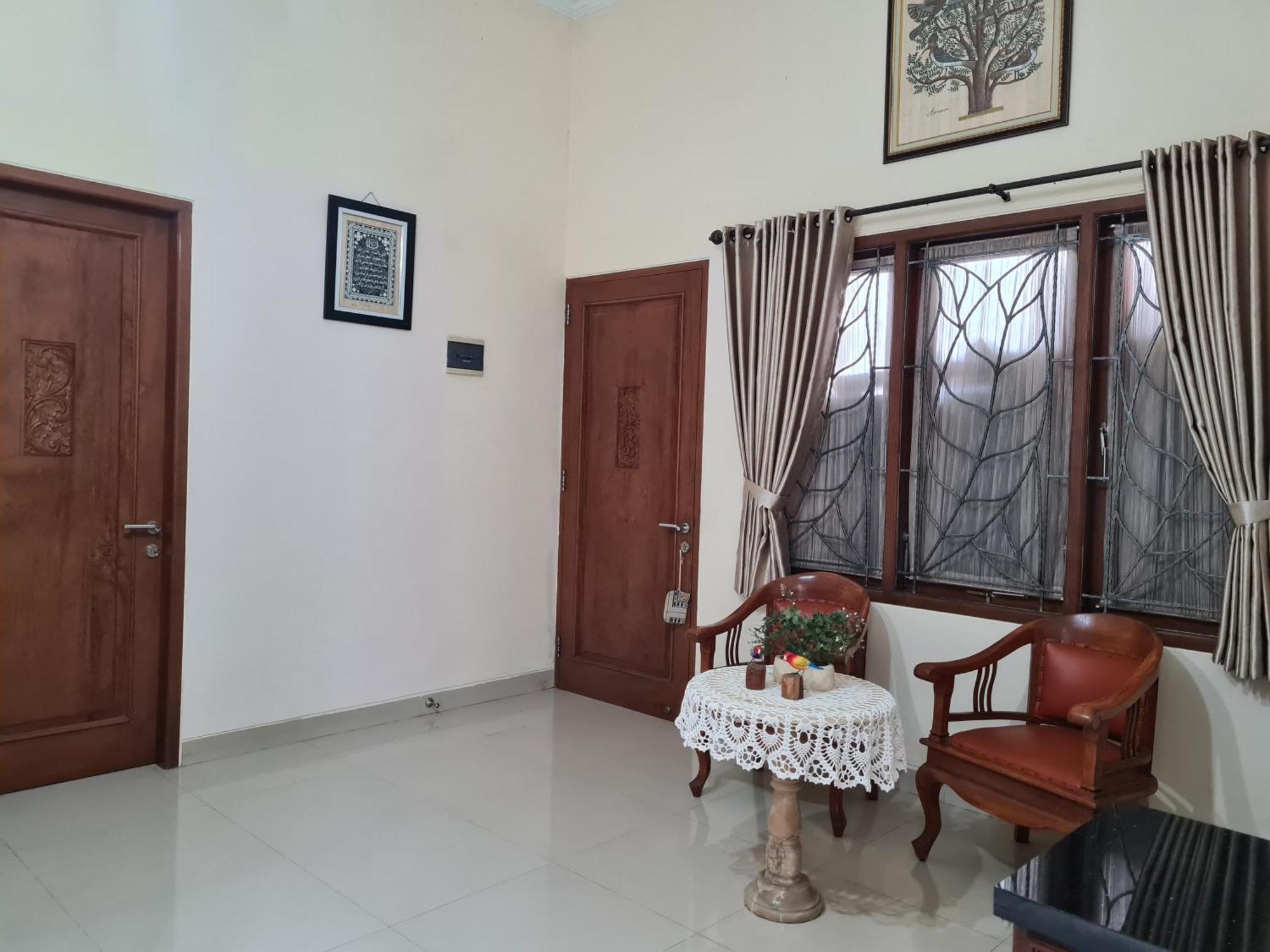 Ndalem Suryo Saptono Guest House Tugu Buitenkant foto