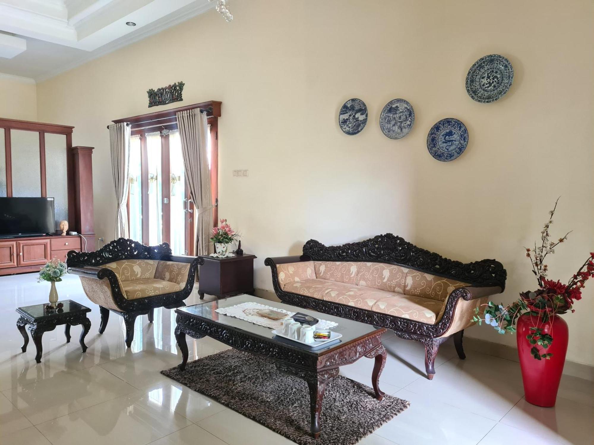 Ndalem Suryo Saptono Guest House Tugu Buitenkant foto