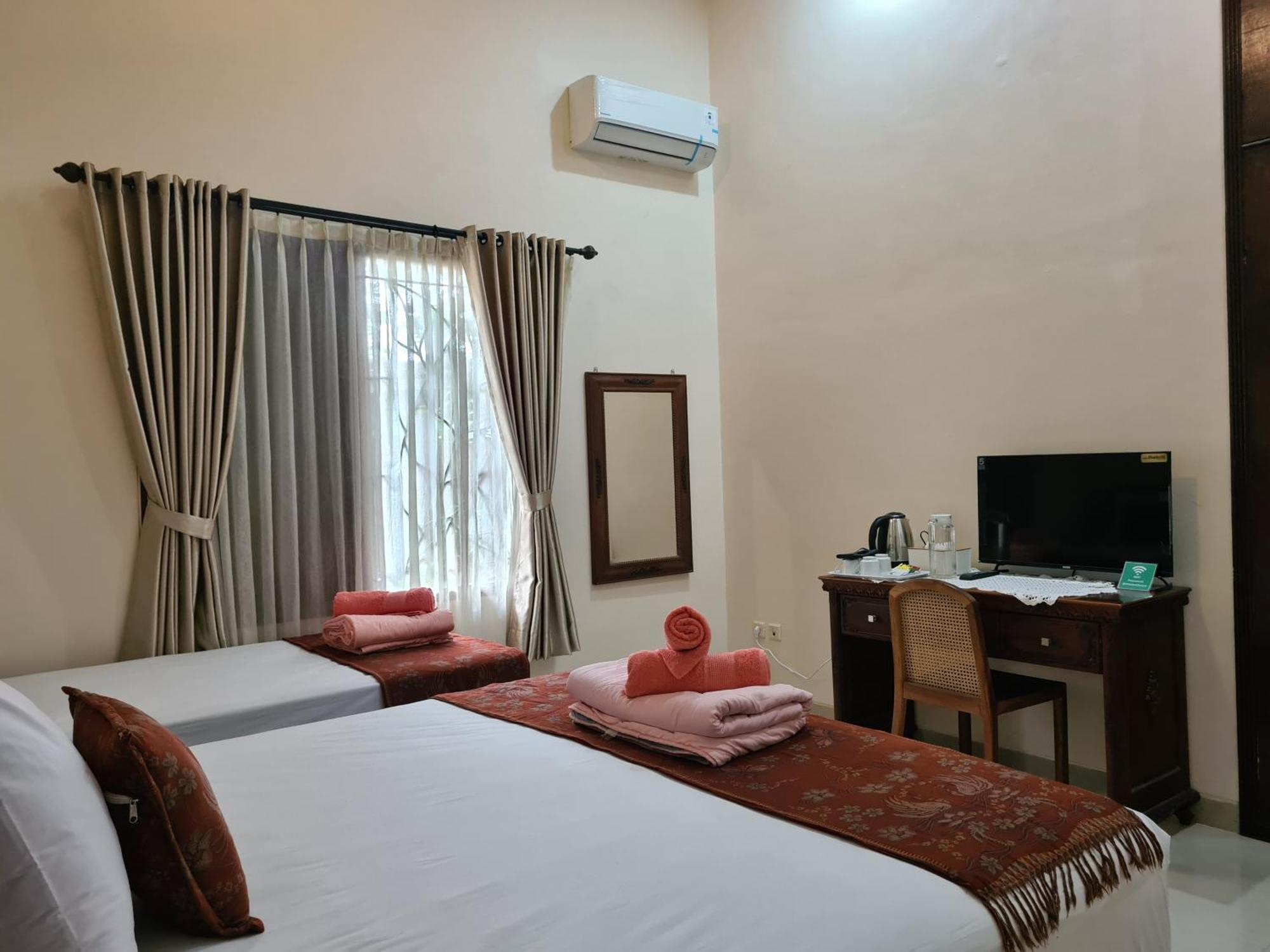 Ndalem Suryo Saptono Guest House Tugu Buitenkant foto